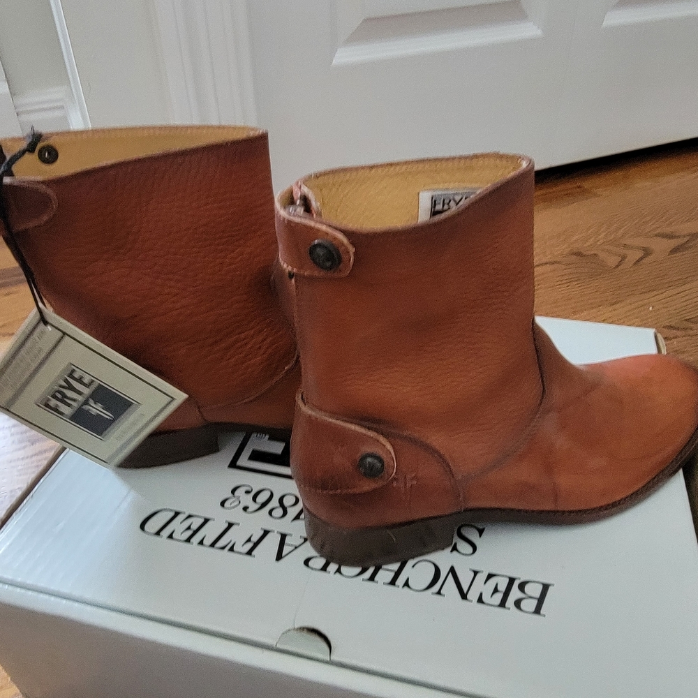 Frye Melissa button zip short boots NEW! Size 6